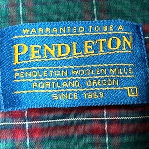 Pendleton plaid short sleeve shirt. Men’s Size Large.  Great condition.